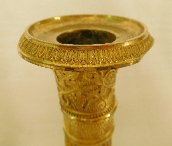 Paire de bougeoirs en bronze ciselé et doré au mercure, époque Empire
