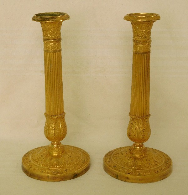 Paire de bougeoirs en bronze ciselé et doré au mercure, époque Empire