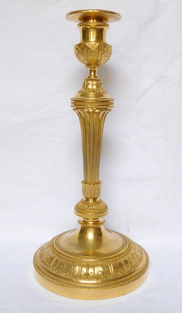 Paire de bougeoirs flambeaux de style Louis XVI en bronze ciselé et doré signés Barbedienne