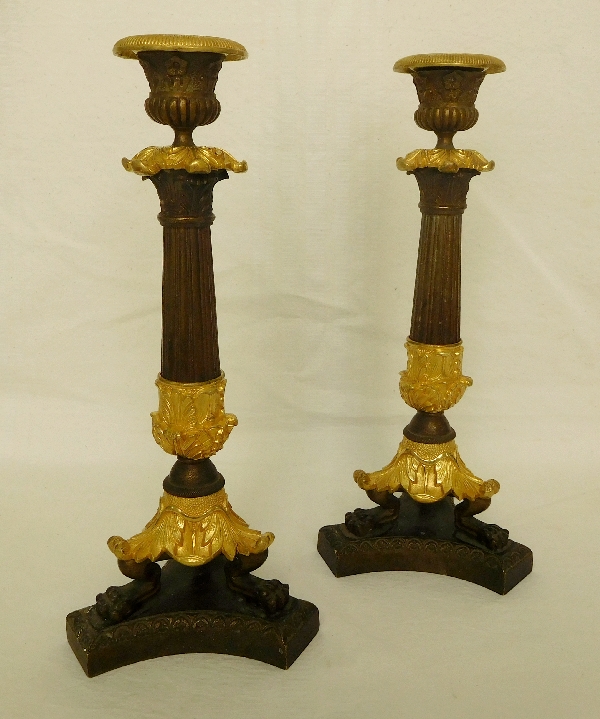 Paire de bougeoirs tripodes en bronze patiné et doré, style Empire, époque Restauration