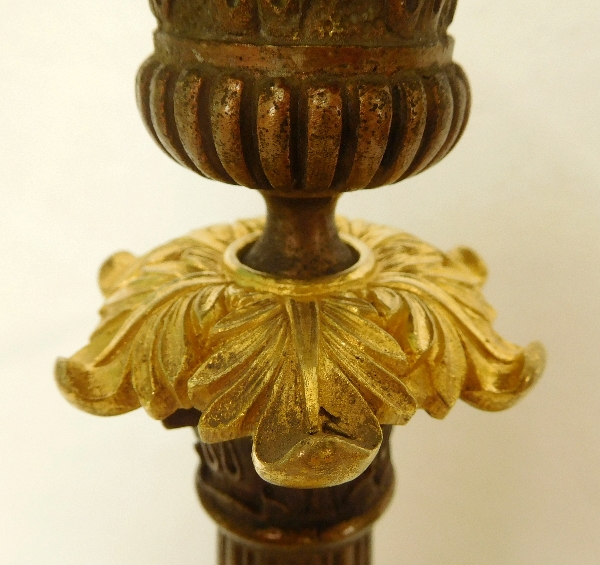 Paire de bougeoirs tripodes en bronze patiné et doré, style Empire, époque Restauration