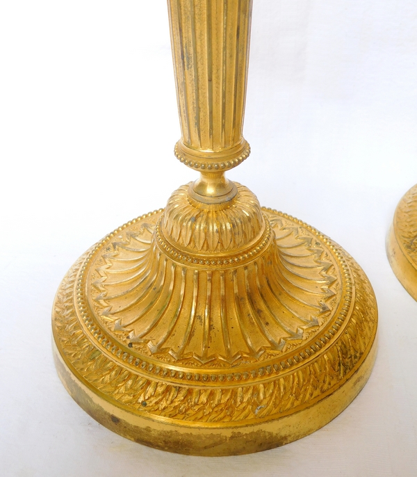 Paire de grands bougeoirs / flambeaux d'époque Louis XVI en bronze doré richement ciselé - 29cm