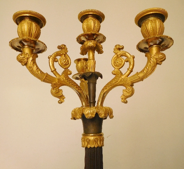 Paire de candélabres Empire en bronze patiné et doré au mercure, époque Restauration