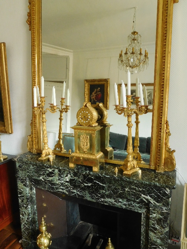Paire de candélabres Empire en bronze doré au mercure, époque Restauration