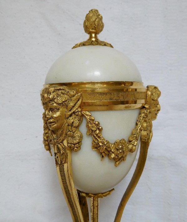Paire de cassolettes à bougeoirs renversés en bronze doré et marbre, style Louis XVI