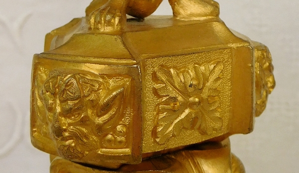D'après Jean-Demosthene Dugourc : paire de bougeoirs / flambeaux en bronze doré de style Louis XVI