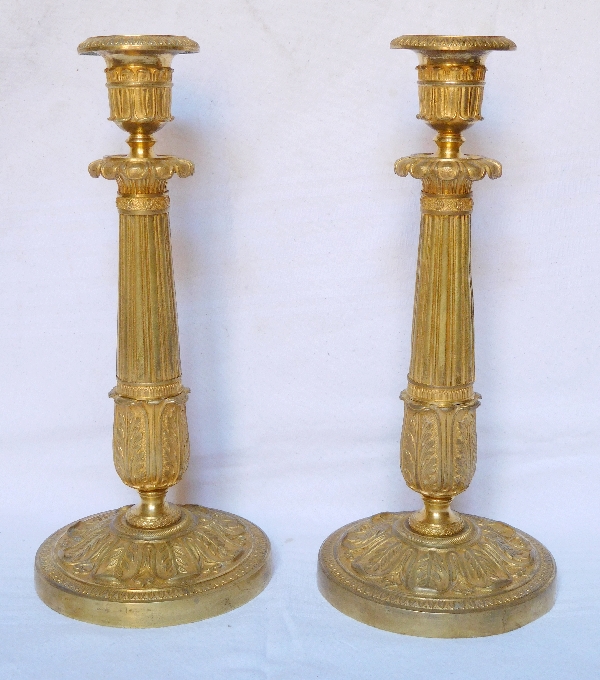 Paire de bougeoirs flambeaux Empire en bronze ciselé et doré au mercure, époque Restauration