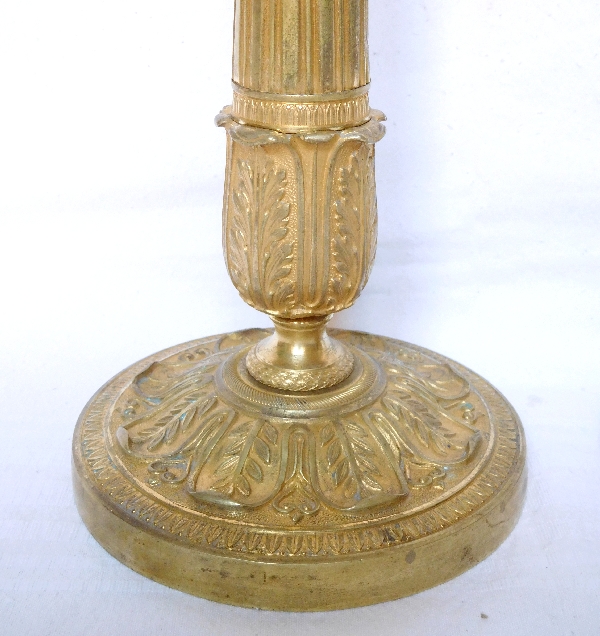 Paire de bougeoirs flambeaux Empire en bronze ciselé et doré au mercure, époque Restauration