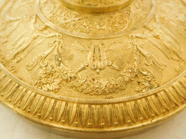 Paire de grands bougeoirs flambeaux Empire bronze ciselé et doré au mercure, époque Restauration XIXe