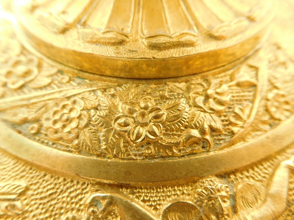 Paire de grands bougeoirs flambeaux Empire bronze ciselé et doré au mercure, époque Restauration XIXe