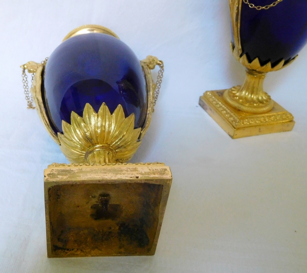 Garniture de cheminée d'époque Louis XVI 4 pièces aux coqs - bronze doré, marbre et verre bleu