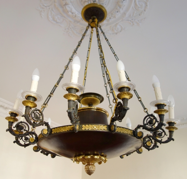 Grand lustre Empire en lampe antique à 12 feux, bronze doré & patiné, XIXe siècle vers 1830
