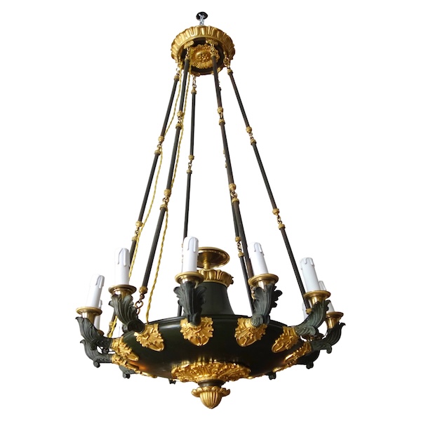 Grand lustre à 12 feux Empire d'époque Restauration en bronze patiné et doré, vers 1820-1830