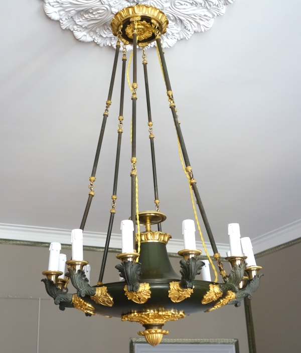Grand lustre à 12 feux Empire d'époque Restauration en bronze patiné et doré, vers 1820-1830