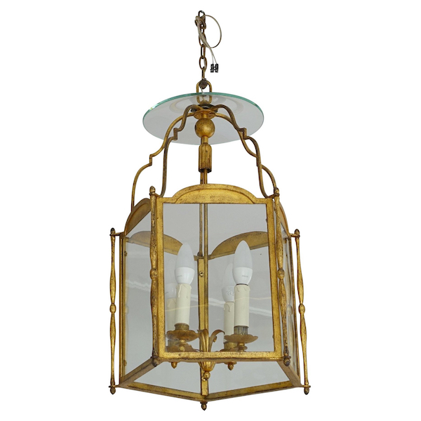 Grande lanterne de vestibule de château, tôle dorée et verre soufflé, attribuée à la Maison Baguès