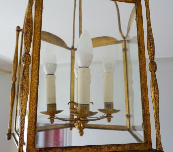 Grande lanterne de vestibule de château, tôle dorée et verre soufflé, attribuée à la Maison Baguès