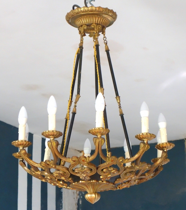 Grand lustre à 10 feux d'époque Restauration en bronze patiné et doré, vers 1840