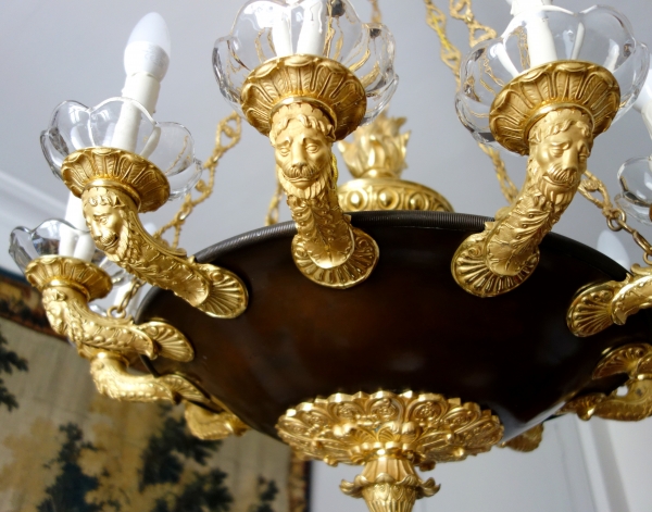 Grand lustre Empire à 12 feux aux lions en bronze doré et patiné, époque début XIXe siècle