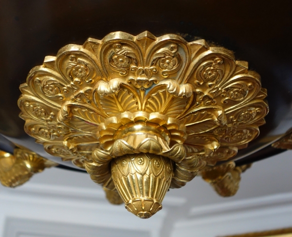 Grand lustre Empire à 12 feux aux lions en bronze doré et patiné, époque début XIXe siècle