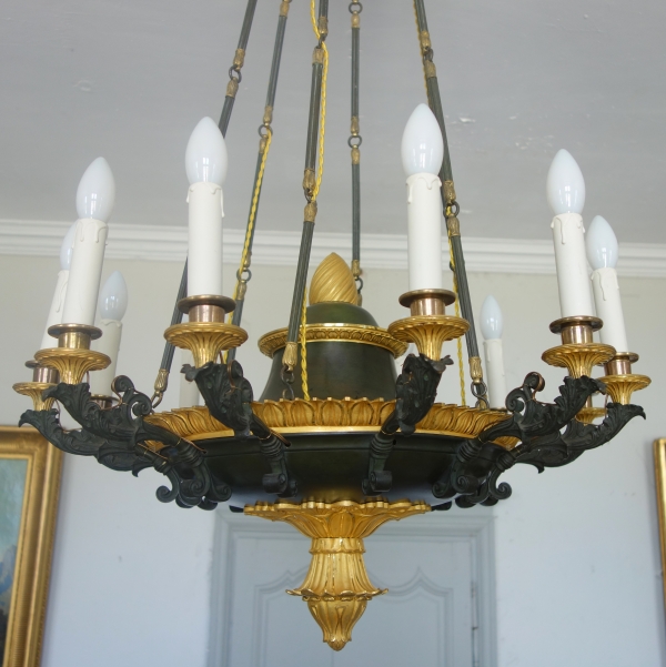 Grand lustre Empire en lampe antique à 12 feux, bronze doré au mercure & patiné, début XIXe