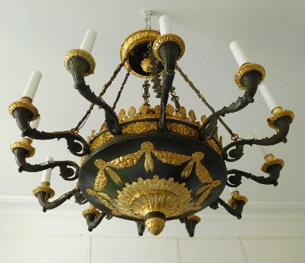 Grand lustre à 12 feux d'époque Empire en bronze patiné et doré, début XIXe