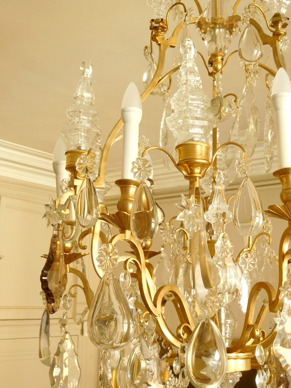 Grand lustre corbeille de style Louis XV à 12 feux, bronze doré et cristal taillé, Maison Bagues