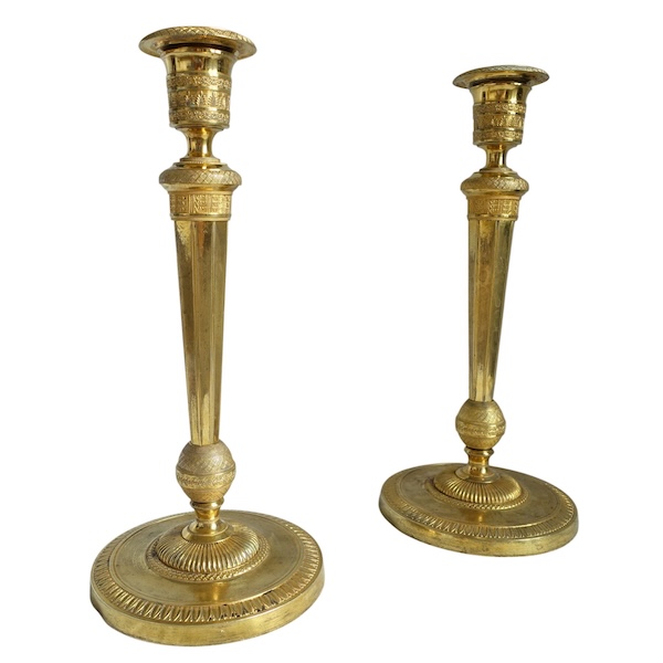 Ravrio : pair of Empire ormolu bronze candlesticks, early 19th century