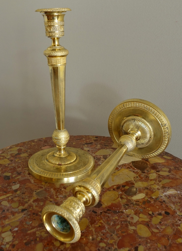 Ravrio : pair of Empire ormolu bronze candlesticks, early 19th century