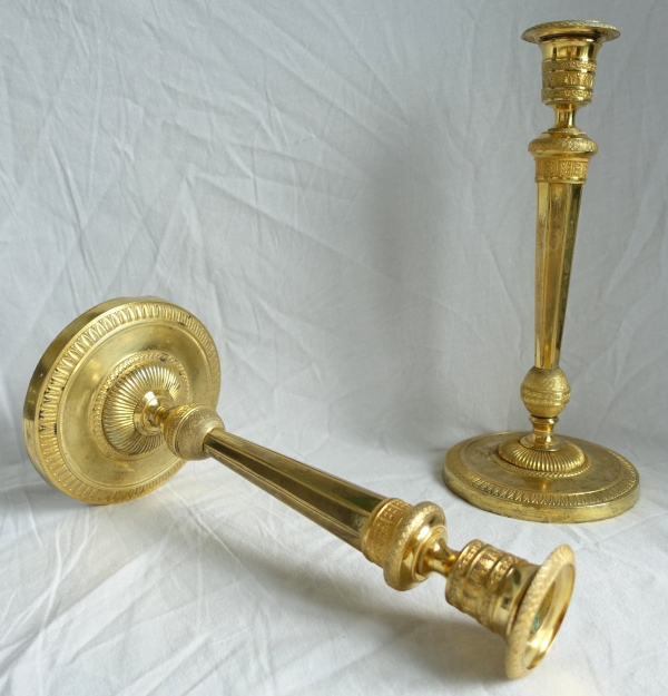 Ravrio : pair of Empire ormolu bronze candlesticks, early 19th century