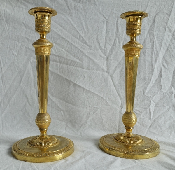 Ravrio : pair of Empire ormolu bronze candlesticks, early 19th century