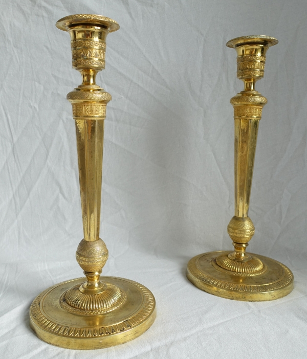 Ravrio : pair of Empire ormolu bronze candlesticks, early 19th century