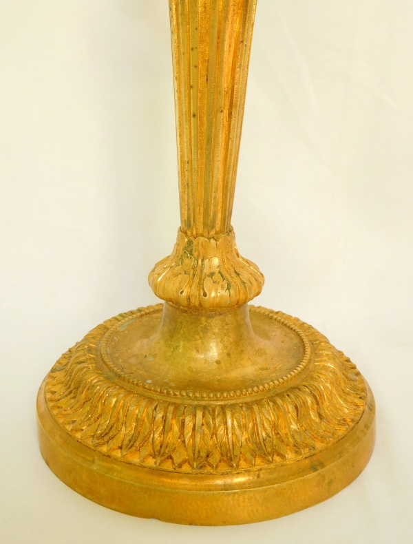 Paire de bougeoirs de style Louis XVI en bronze ciselé et doré d'après un modèle de Feuchère