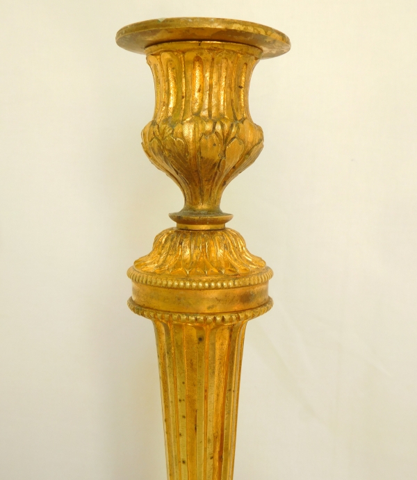 Paire de bougeoirs de style Louis XVI en bronze ciselé et doré d'après un modèle de Feuchère