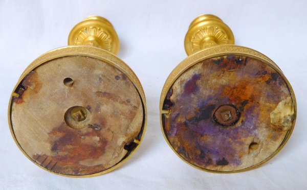 Paire de bougeoirs de chambre en bronze doré au mercure et nacre, fin de l'époque Empire