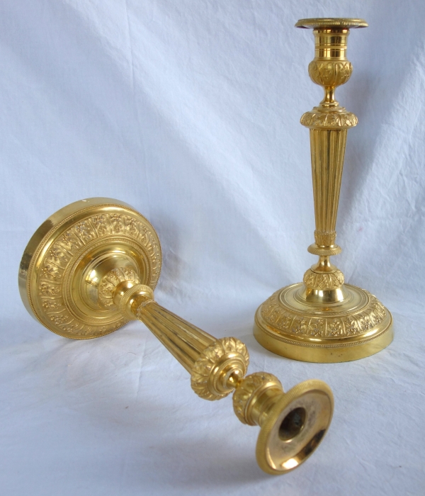 Paire de bougeoirs flambeaux Louis XVI, bronze finement ciselé & doré au mercure - Galle / Ravrio