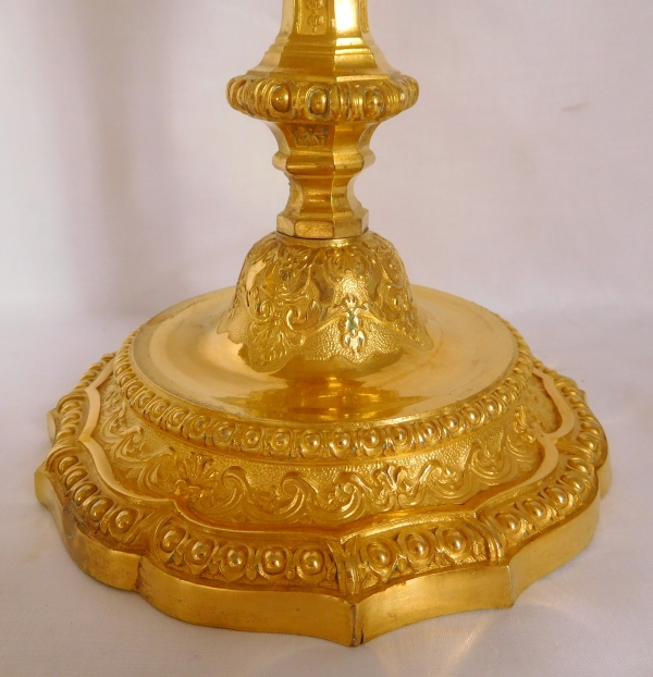 Paire de bougeoirs / flambeaux de style Louis XIV Régence en bronze ciselé et doré à l'or fin