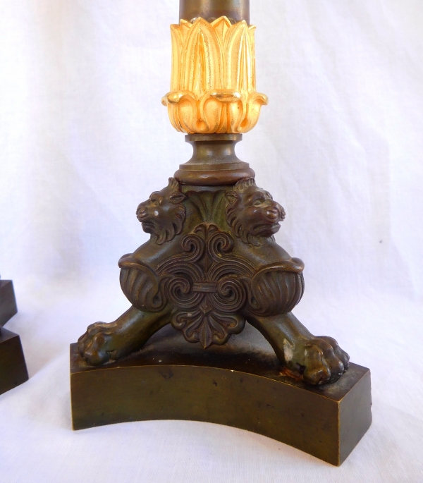 Paire de bougeoirs flambeaux tripodes têtes de lion, bronze patiné & doré - époque Restauration