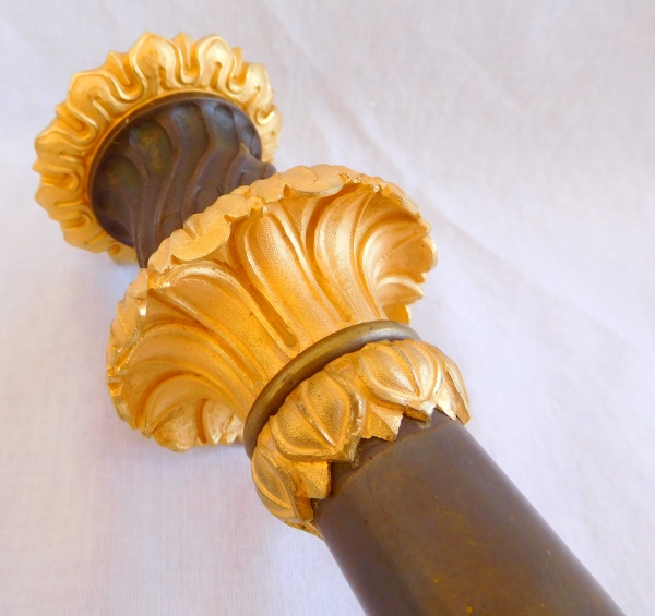 Paire de bougeoirs flambeaux tripodes têtes de lion, bronze patiné & doré - époque Restauration