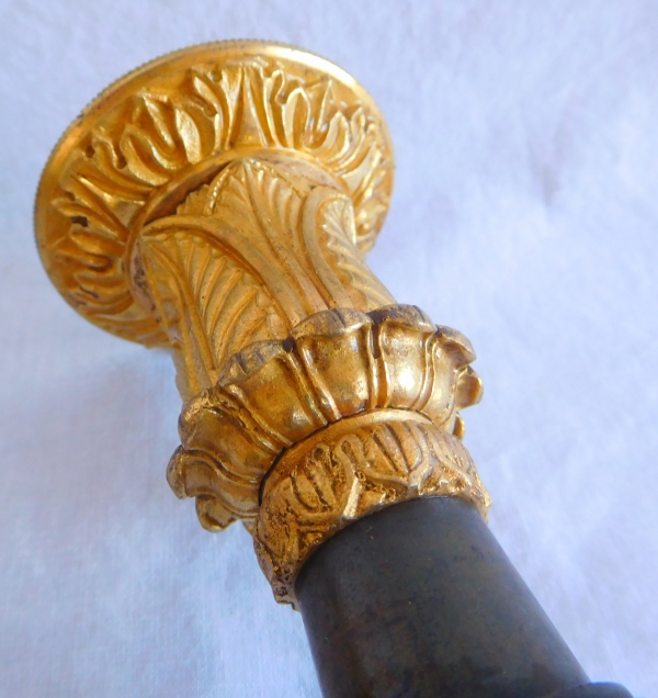 Paire de bougeoirs Empire tripodes en bronze doré au mercure & patiné, époque Restauration