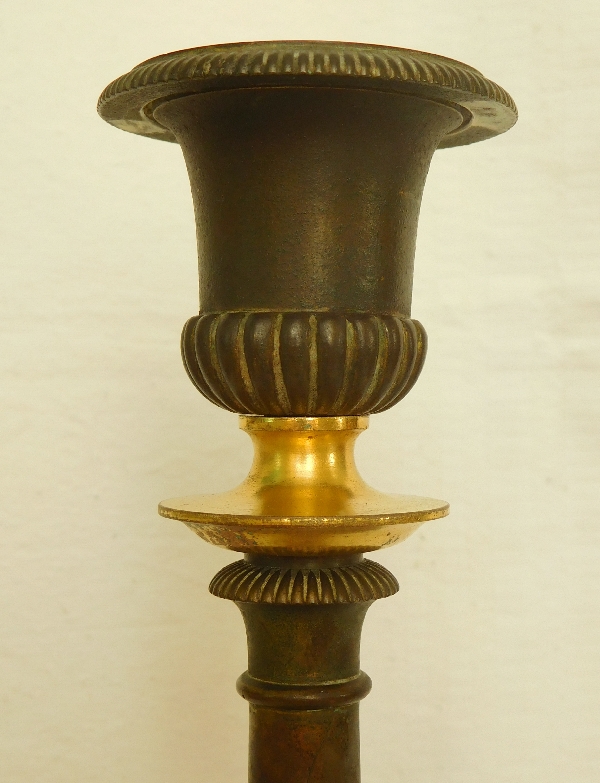 Paire de flambeaux / bougeoirs Empire en bronze doré, patiné et marbre griotte, époque Restauration