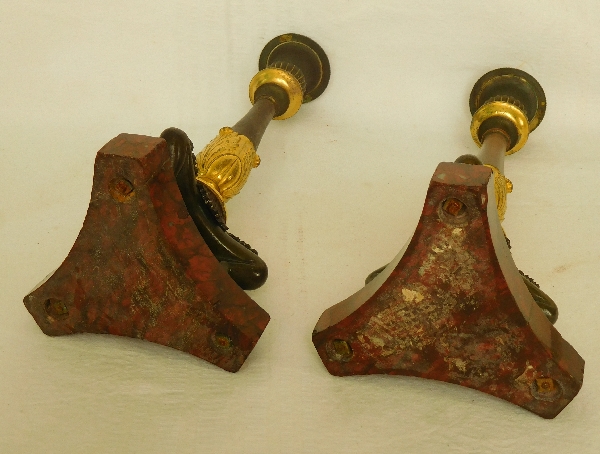 Paire de flambeaux / bougeoirs Empire en bronze doré, patiné et marbre griotte, époque Restauration