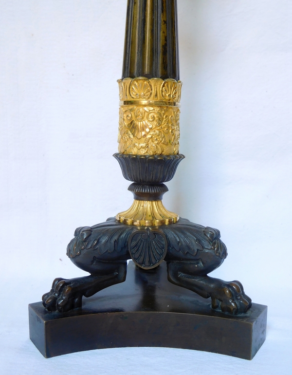 Paire de bougeoirs flambeaux tripodes en bronze patiné et doré au mercure, époque Empire Restauration