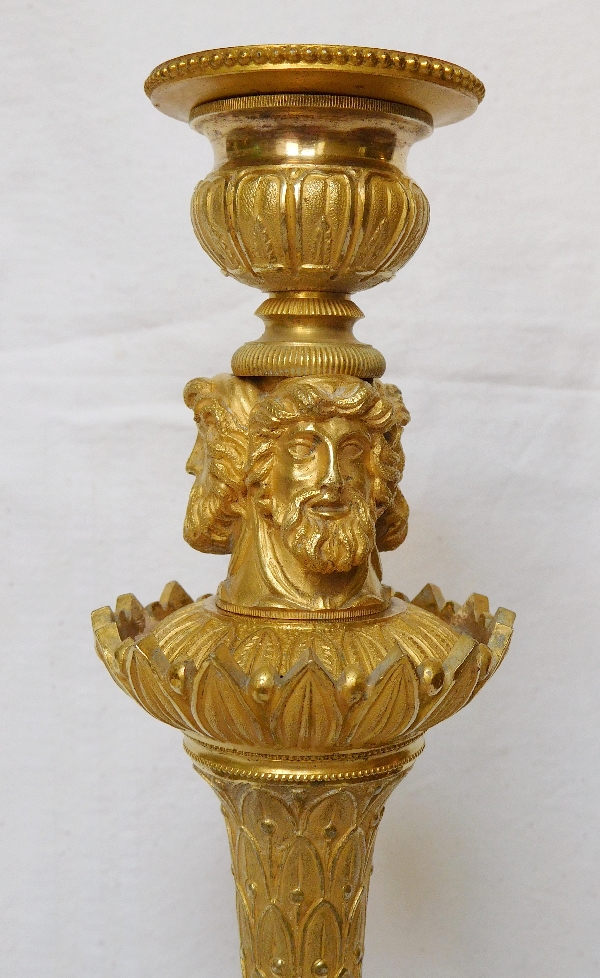Paire de flambeaux tripodes en bronze ciselé et doré au mercure, époque Empire - Restauration