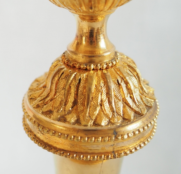 Paire de bougeoirs en bronze ciselé et doré à l'or fin, style Louis XVI époque Napoléon III