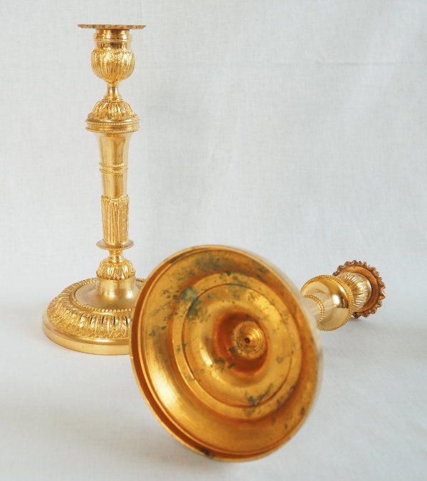 Paire de bougeoirs en bronze ciselé et doré à l'or fin, style Louis XVI époque Napoléon III