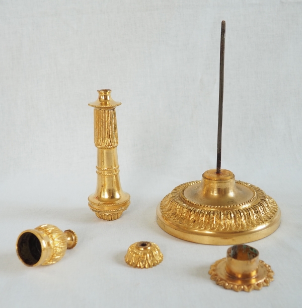 Paire de bougeoirs en bronze ciselé et doré à l'or fin, style Louis XVI époque Napoléon III