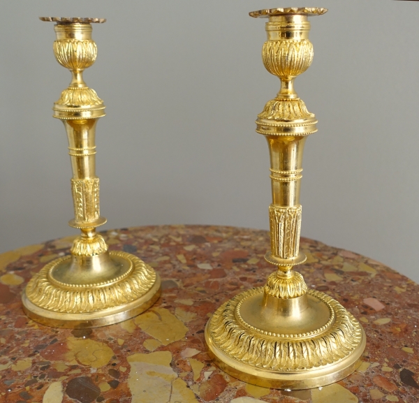 Paire de bougeoirs en bronze ciselé et doré à l'or fin, style Louis XVI époque Napoléon III