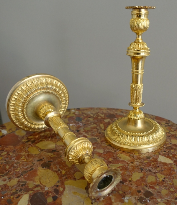 Paire de bougeoirs en bronze ciselé et doré à l'or fin, style Louis XVI époque Napoléon III