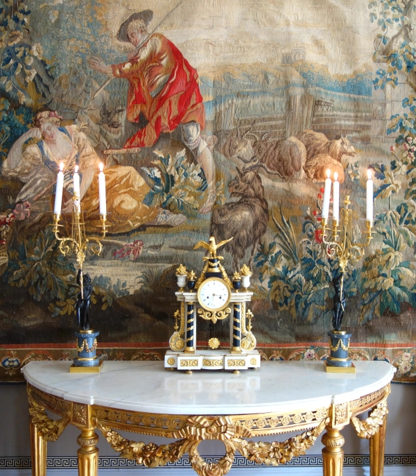 Paire de candélabres en marbre bleu turquin, bronze ciselé & doré au mercure d'époque Louis XVI