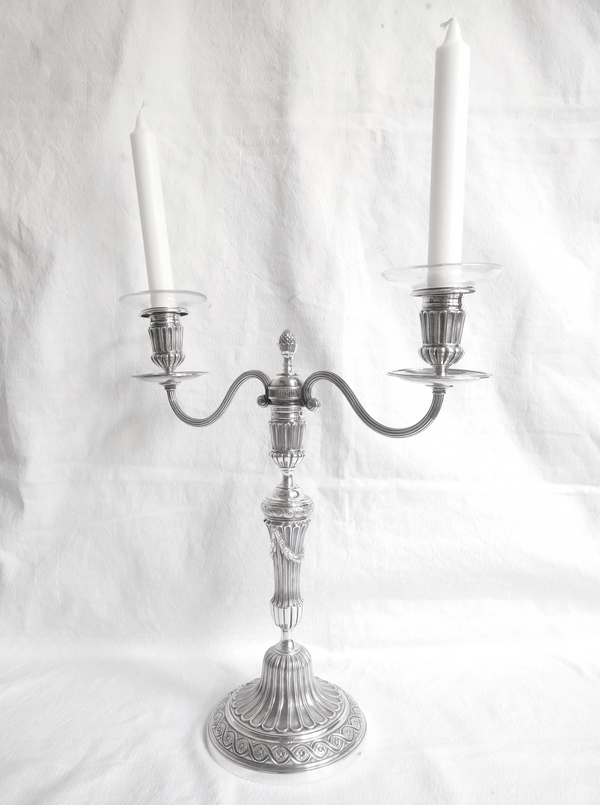 Paire de flambeaux candélabres de style Louis XVI en argent massif, poinçon Minerve